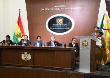 Exvocales electorales reciben reconocimiento en sesión de desagravio por violación de sus derechos humanos en 2019.