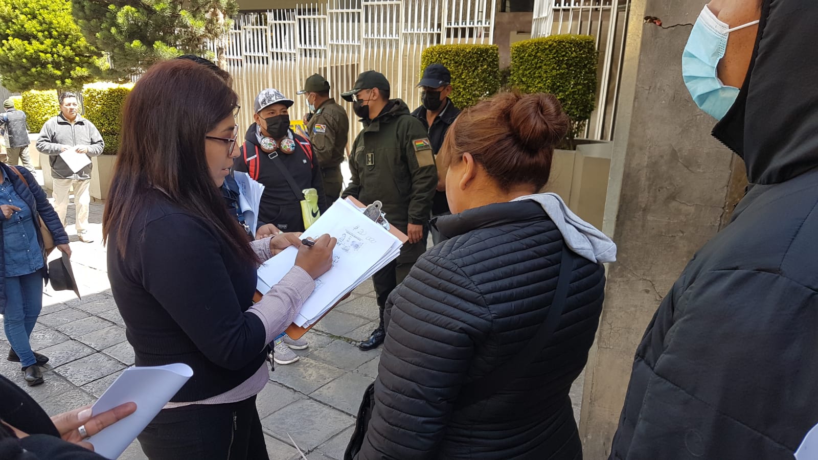 Usuarios afirman que el BCB programa venta de dólares con fichas para días posteriores