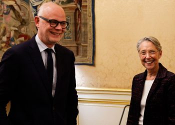 El ex primer ministro francés, Édouard Philippe presentó una denuncia por amenaza de muerte