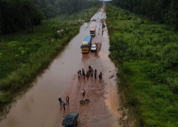 Río Tahuamanu Amazonía de Brasil.director británico activistas indígenas