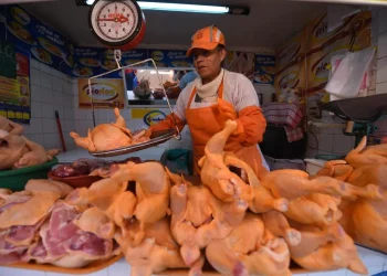 Los precios de la carne de res y de pollo siguen a la baja