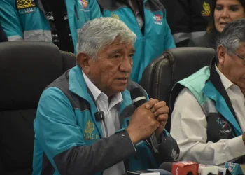 Arias acusa a concejales de usurpar funciones y amenaza con procesos