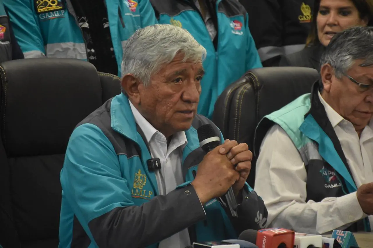 Arias acusa a concejales de usurpar funciones y amenaza con procesos