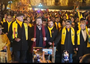 Algunos candidatos se colaron en el Desfile de Teas de La Paz