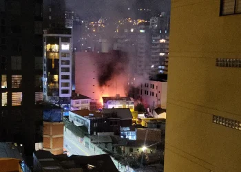 Un incendio de gran magnitud es sofocado en la zona de Sopocachi