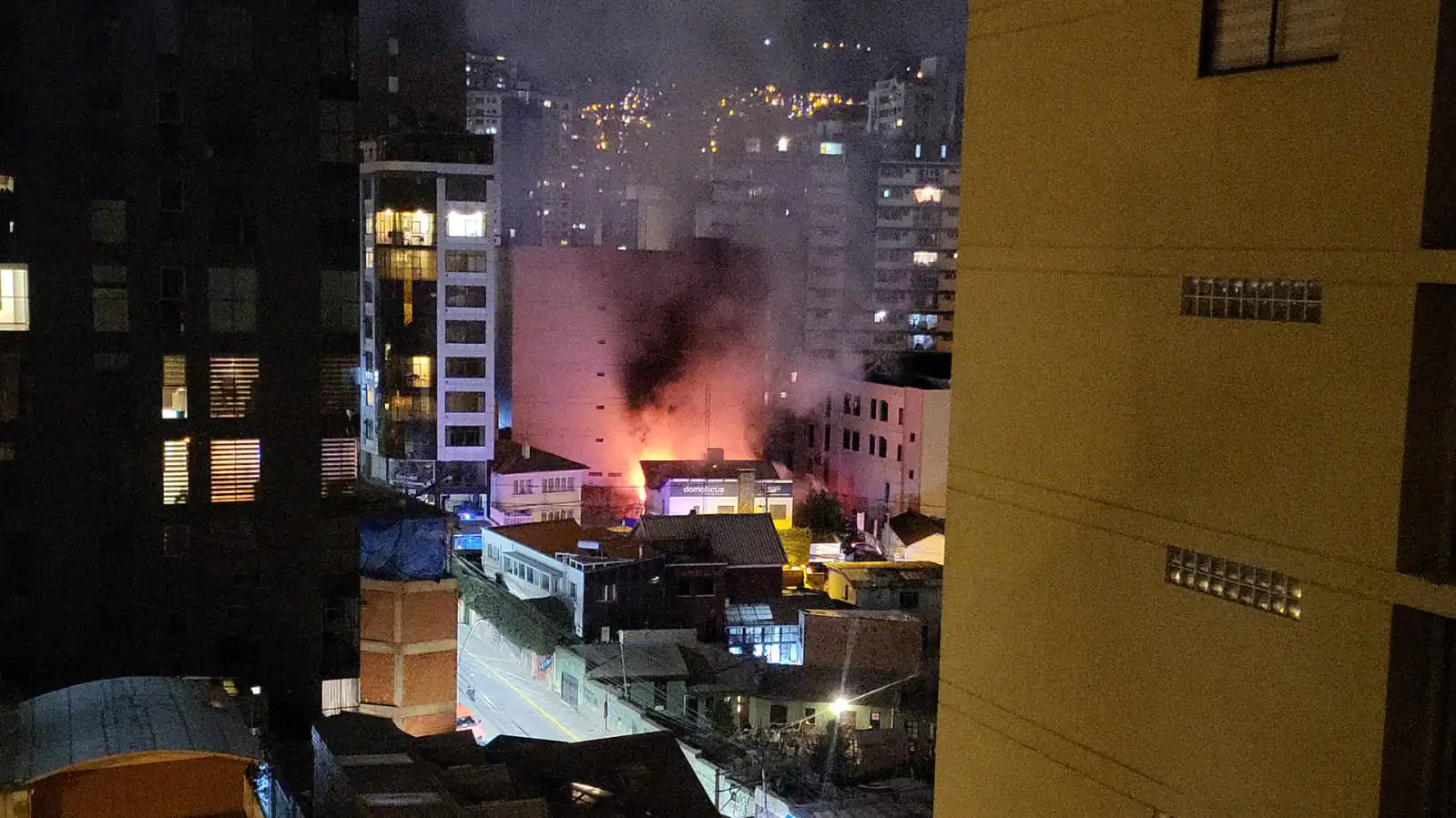 Un incendio de gran magnitud es sofocado en la zona de Sopocachi