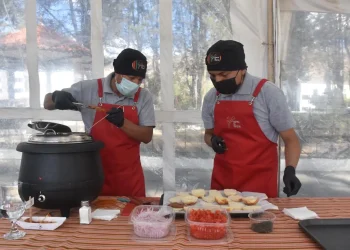 Dos chef elaboran una preparación típica de La Paz. FOTOS: GAMLP