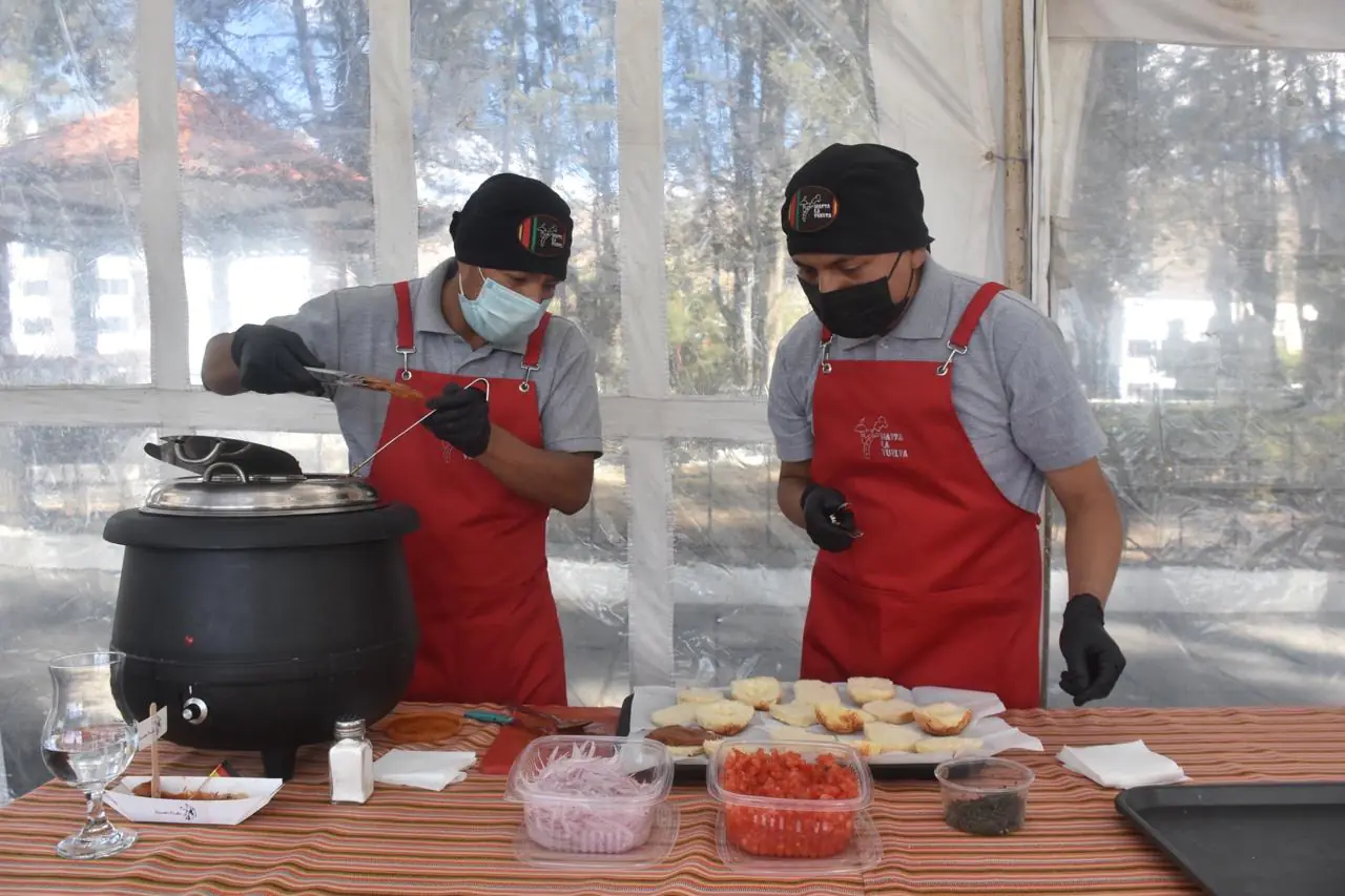 Dos chef elaboran una preparación típica de La Paz. FOTOS: GAMLP
