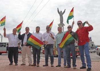La CAO y cívicos cruceños entregan banderas bolivianas en el Cristo Redentor