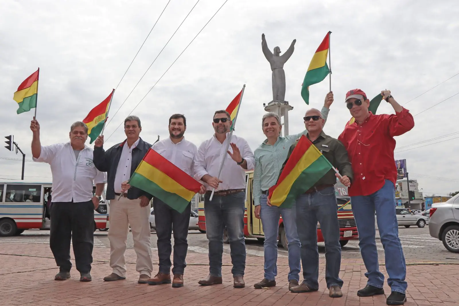 La CAO y cívicos cruceños entregan banderas bolivianas en el Cristo Redentor