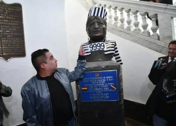 Diputado Astorga viste de reo al busto de Evo Morales en el Legislativo