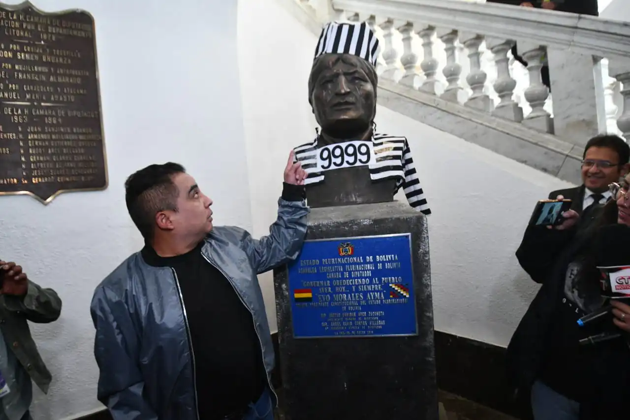 Diputado Astorga viste de reo al busto de Evo Morales en el Legislativo