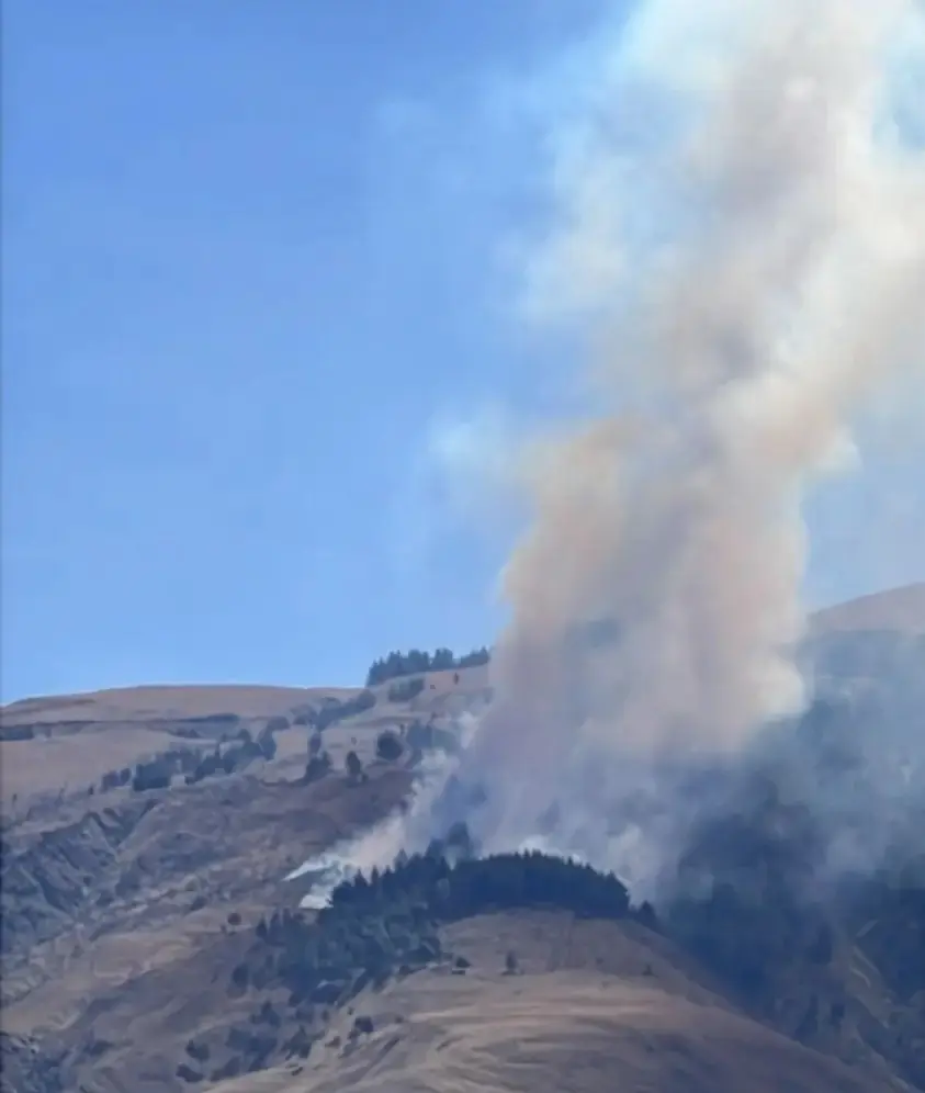 La llamas avanzan rápidamente/Tunari sin fuego