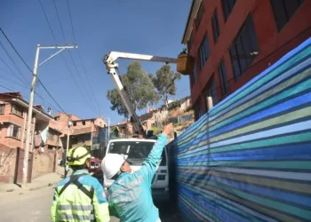 Comienza demolición de dos casas en la avenida Francisco Bedregal por riesgo de colapso. FOTO: GAMLP