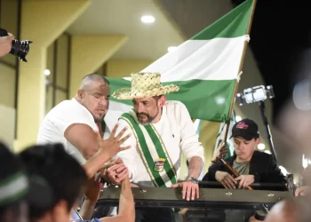 Camacho llega a Santa Cruz y besa el suelo al hacerlo