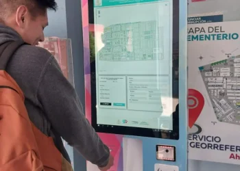 Una pantalla digital ayuda a ubicar sepulturas en el Cementerio General. FOTO: GAMLP