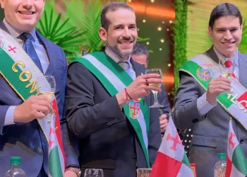 Camacho, entre su gestión y la segunda vuelta presidencial