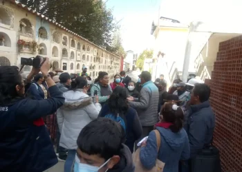 Familias se percataron de que sus seres queridos fueron sepultados en tumbas equivocadas durante la pandemia del COVID-19. FOTO: GAMLP