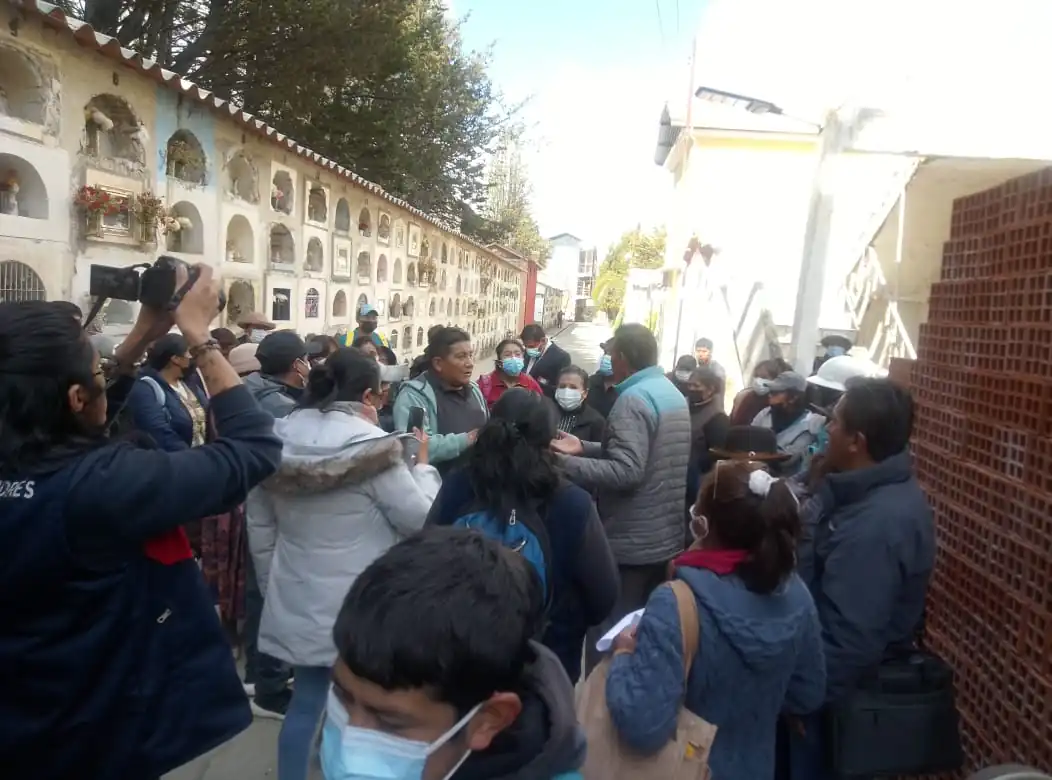 Familias se percataron de que sus seres queridos fueron sepultados en tumbas equivocadas durante la pandemia del COVID-19. FOTO: GAMLP