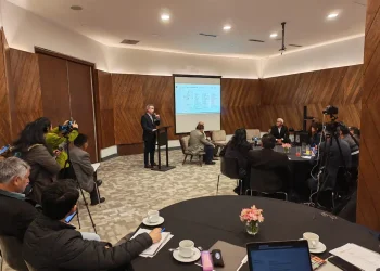 Conversatorio sobre litio: expertos resaltan importancia de seguridad jurídica para atraer inversión