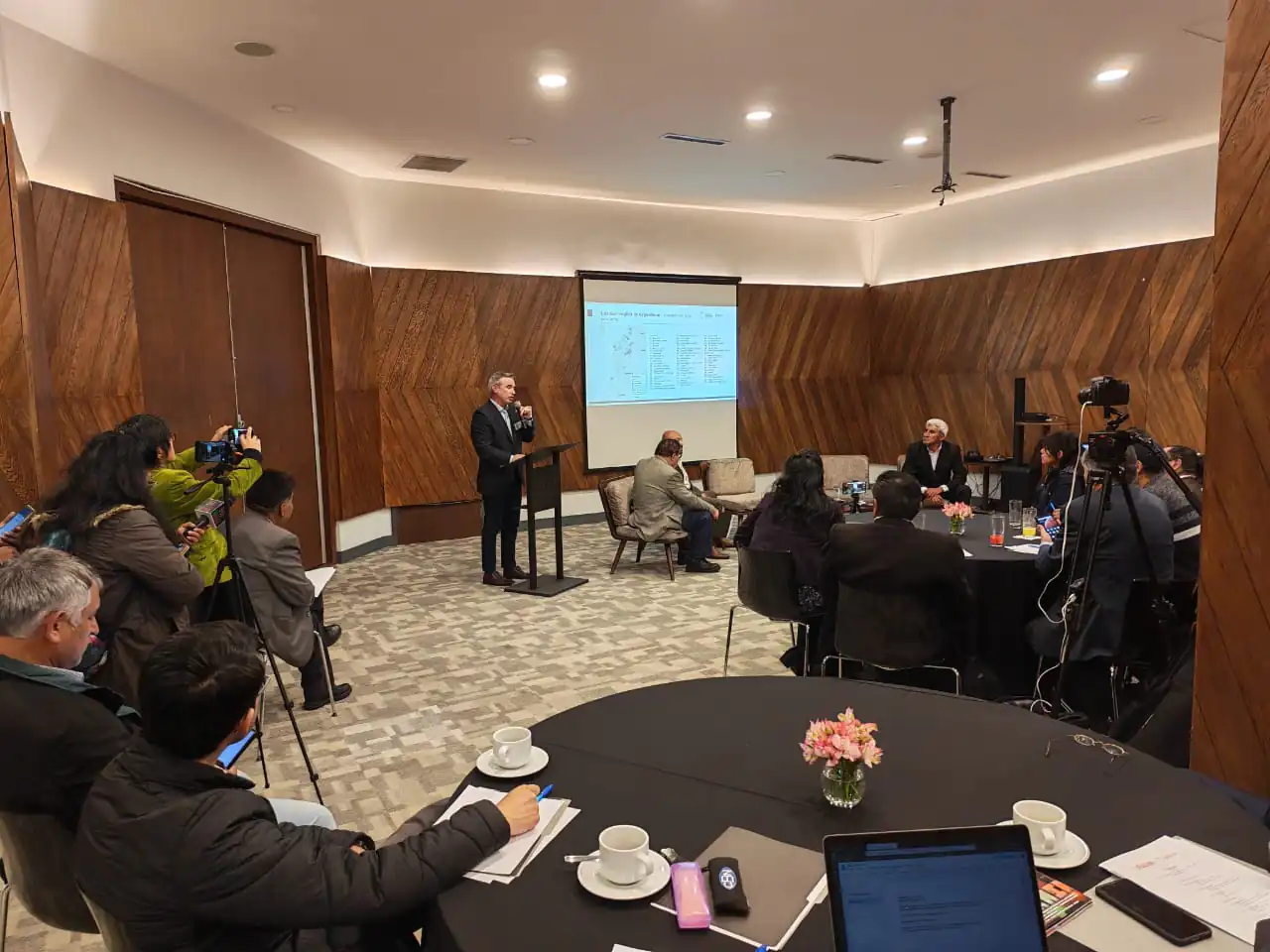 Conversatorio sobre litio: expertos resaltan importancia de seguridad jurídica para atraer inversión
