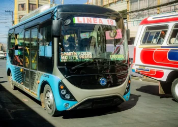 Transportistas de la línea 19 prueban el bus eléctrico. FOTO: GAMC