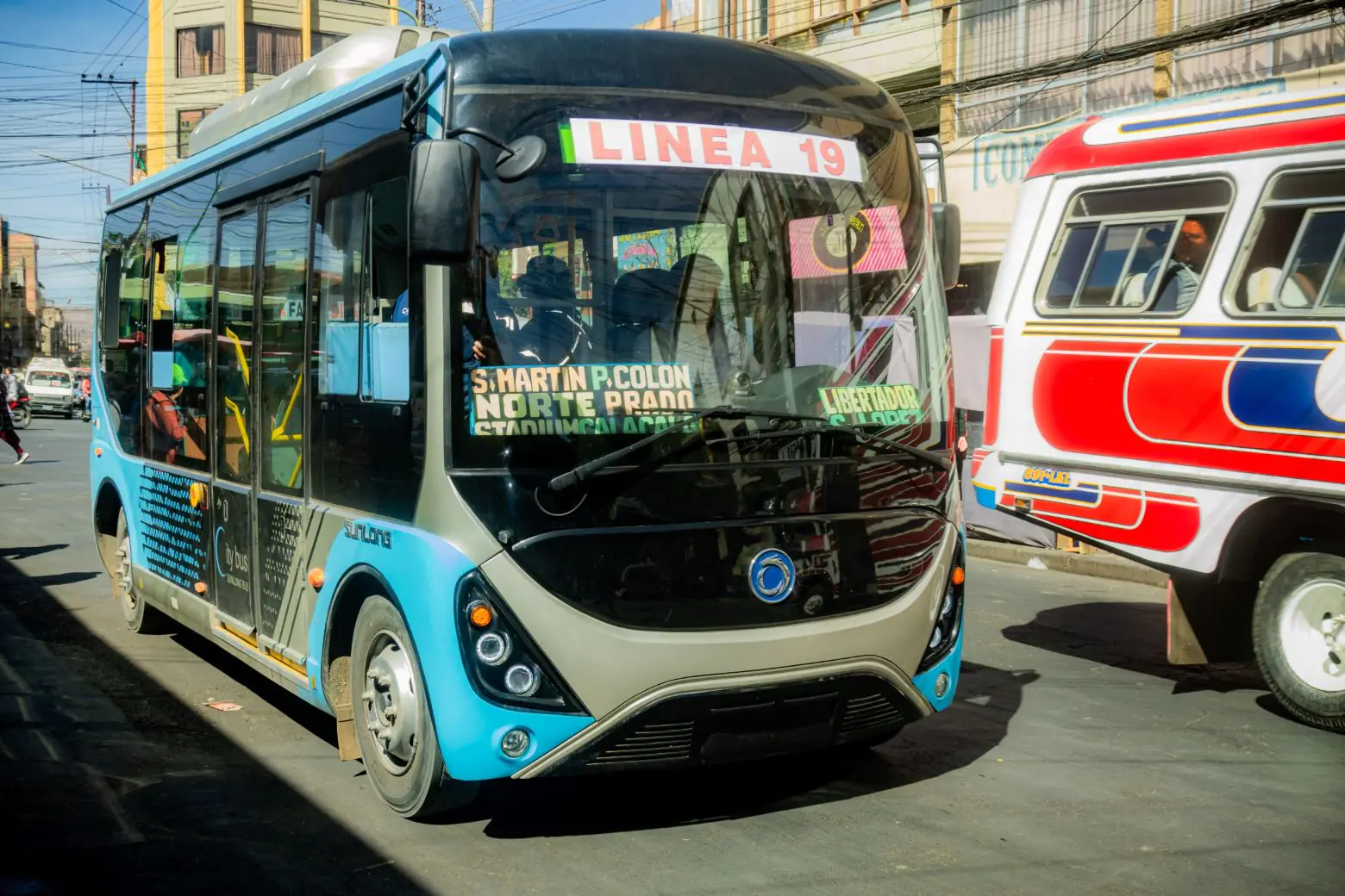 Transportistas de la línea 19 prueban el bus eléctrico. FOTO: GAMC