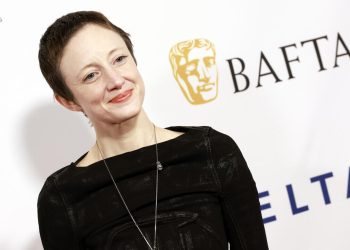 Andrea Riseborough sorprendió al ser nominada por la Academia a los premios Óscar como Mejor actriz por su protagónico en la pequeña película independiente 'To Leslie'. Foto: AFP.
