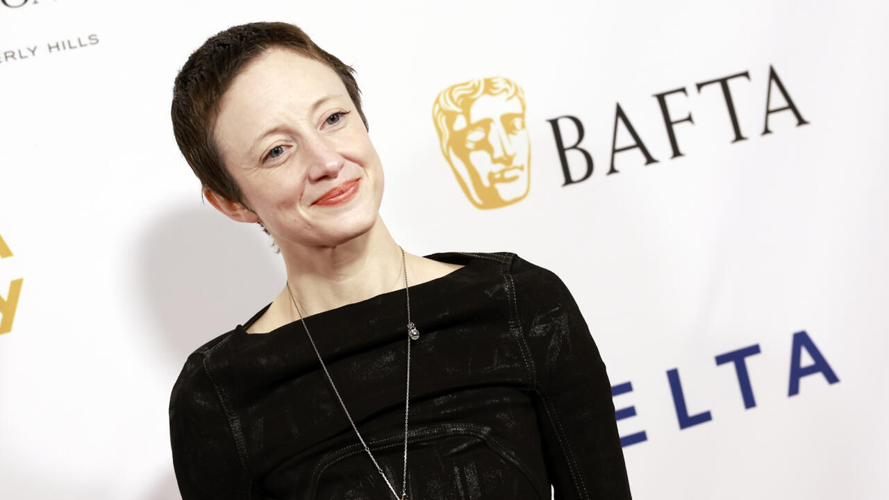 Andrea Riseborough sorprendió al ser nominada por la Academia a los premios Óscar como Mejor actriz por su protagónico en la pequeña película independiente 'To Leslie'. Foto: AFP.