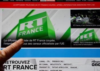 Las emisiones de la cadena de televisión RT en Francia, cortadas por decisión de la Unión Europea el 2 de marzo de 2022. Foto: AFP.