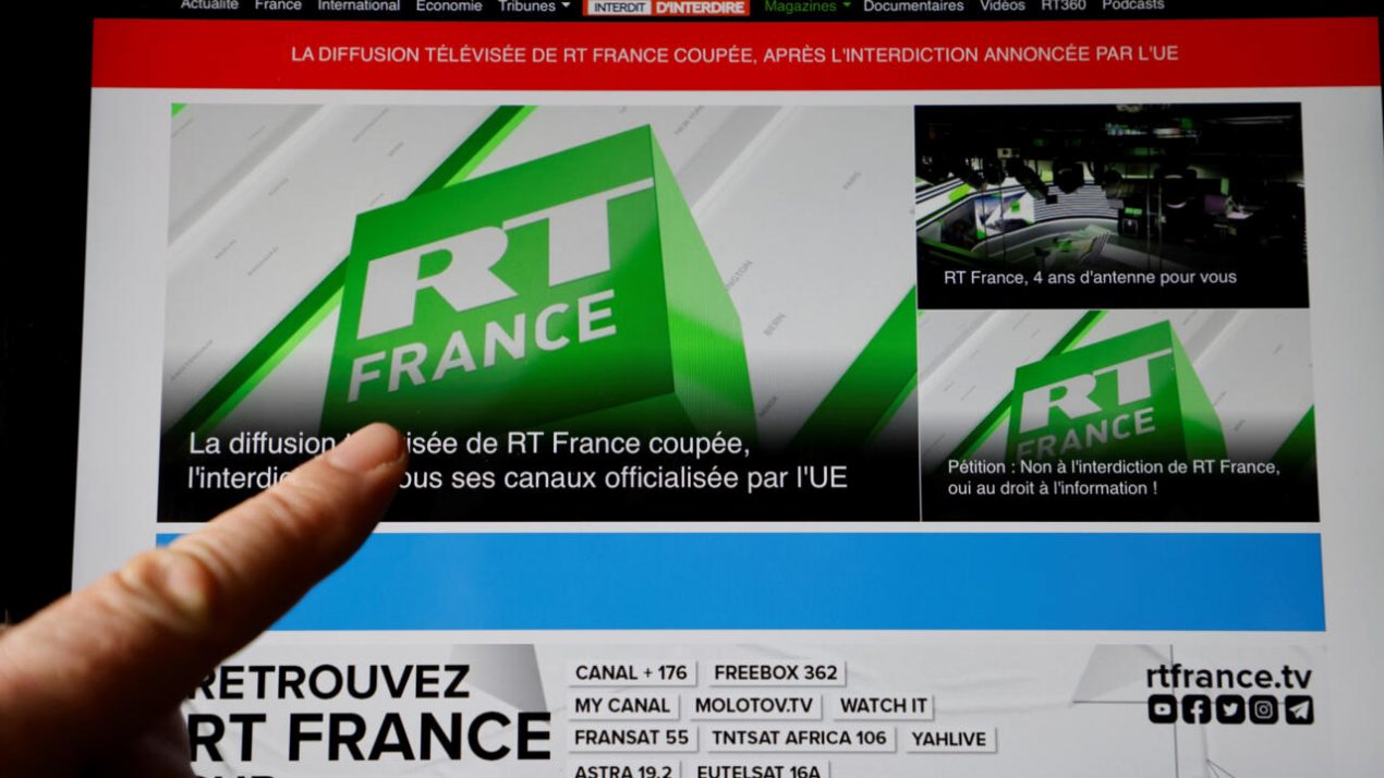 Las emisiones de la cadena de televisión RT en Francia, cortadas por decisión de la Unión Europea el 2 de marzo de 2022. Foto: AFP.