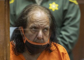 El actor de cine porno Ron Jeremy en la corte en Los Ángeles, California el 26 de junio de 2020. Foto: AFP.