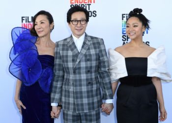Los actores asiáticos Michelle Yeoh, Ke Huy Quan y Stephanie Hsu. Foto: AFP