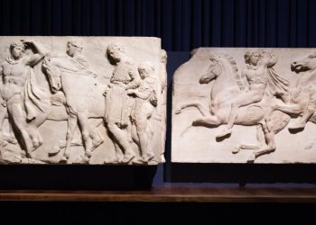 Dos fragmentos de los frisos del Partenón en poder del Museo Británico, durante una exposición el 24 de marzo de 2015 en Londres. Foto: AFP.