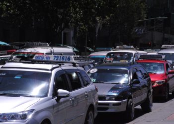 Alcaldía advirtió que la medida implica que se retirarán placas y se secuestrarán las movilidades. Foto: AMUN