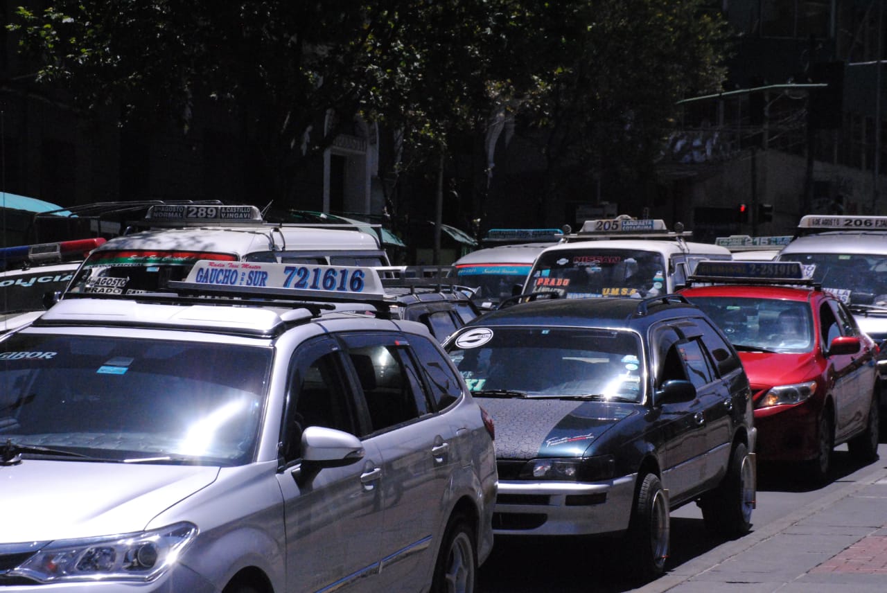 Alcaldía advirtió que la medida implica que se retirarán placas y se secuestrarán las movilidades. Foto: AMUN