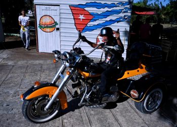 Un cubano monta un triciclo Harley-Davidson en un mitin de fanáticos de estas motos en Varadero, Cuba, el 11 de febrero de 2023. Foto: AFP.