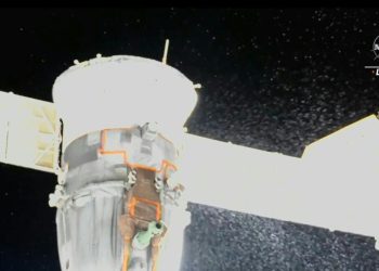 Captura de vídeo de una transmisión de la NASA obtenida el 15 de diciembre de 2022 que muestra la pulverización de líquido desde el extremo de popa de la nave espacial Soyuz MS-22. Foto: AFP.