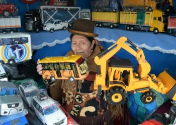 Una artesana ofrece carritos de madera en la feria de la Alasita. Foto: Secretaría de Culturas.