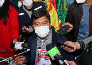 El director jurídico de la Alcaldía de El Alto, Isaac Mauricio, informa la situación de los exfuncionarios. Foto: GAMEA