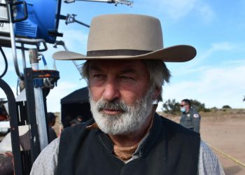 Alec Baldwin en el set en el cual se rodaba la película de vaqueros 'Rust' en octubre de 2021. Foto: AFP.