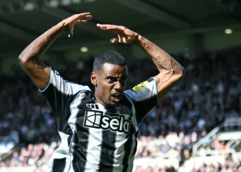 Suecia llama a Isak a pesar de estar apartado en el Newcastle