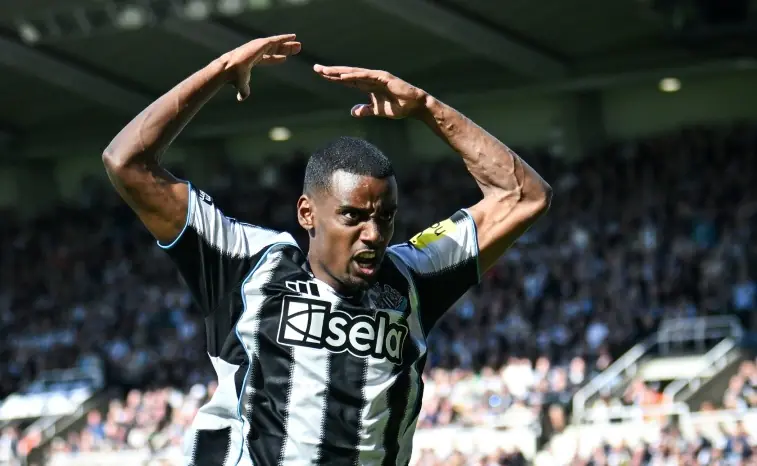 Suecia llama a Isak a pesar de estar apartado en el Newcastle