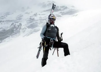 Alpinista es el primero en bajar el Everest esquiando sin oxígeno