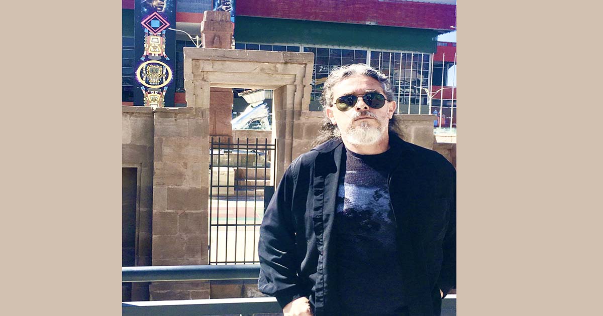 El cantante y compositor Marcos Tabera en una visita a la ciudad de La Paz