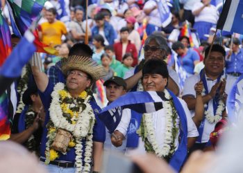 Luis Arce y Evo Morales en la celebración de los 28 años del MAS. Foto: APG