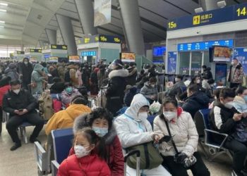 Miles de pasajeros en la estación del tren procedente de Shanghái con destino Wuhan a su paso por Nantong, en la provincia china de Jiangsu, el 20 de enero de 2023. Foto: RFI.