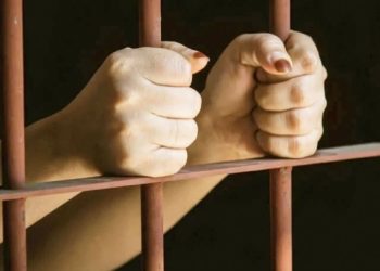La mujer fue aprehendida, está acusada por violación.
