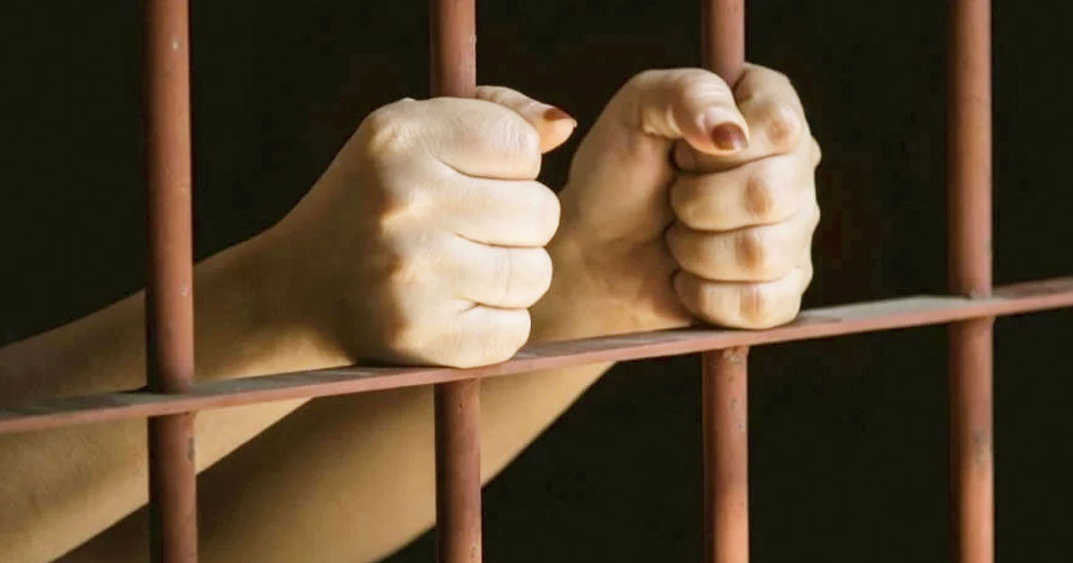 La mujer fue aprehendida, está acusada por violación.