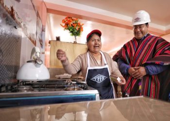 Gobierno nacional lleva electricidad a 59 comunidades rurales de Oruro